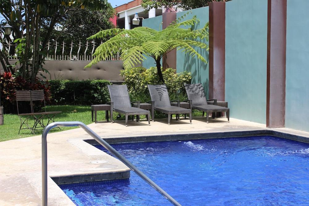 Courtyard By Marriott San Salvador Hotel Exterior photo