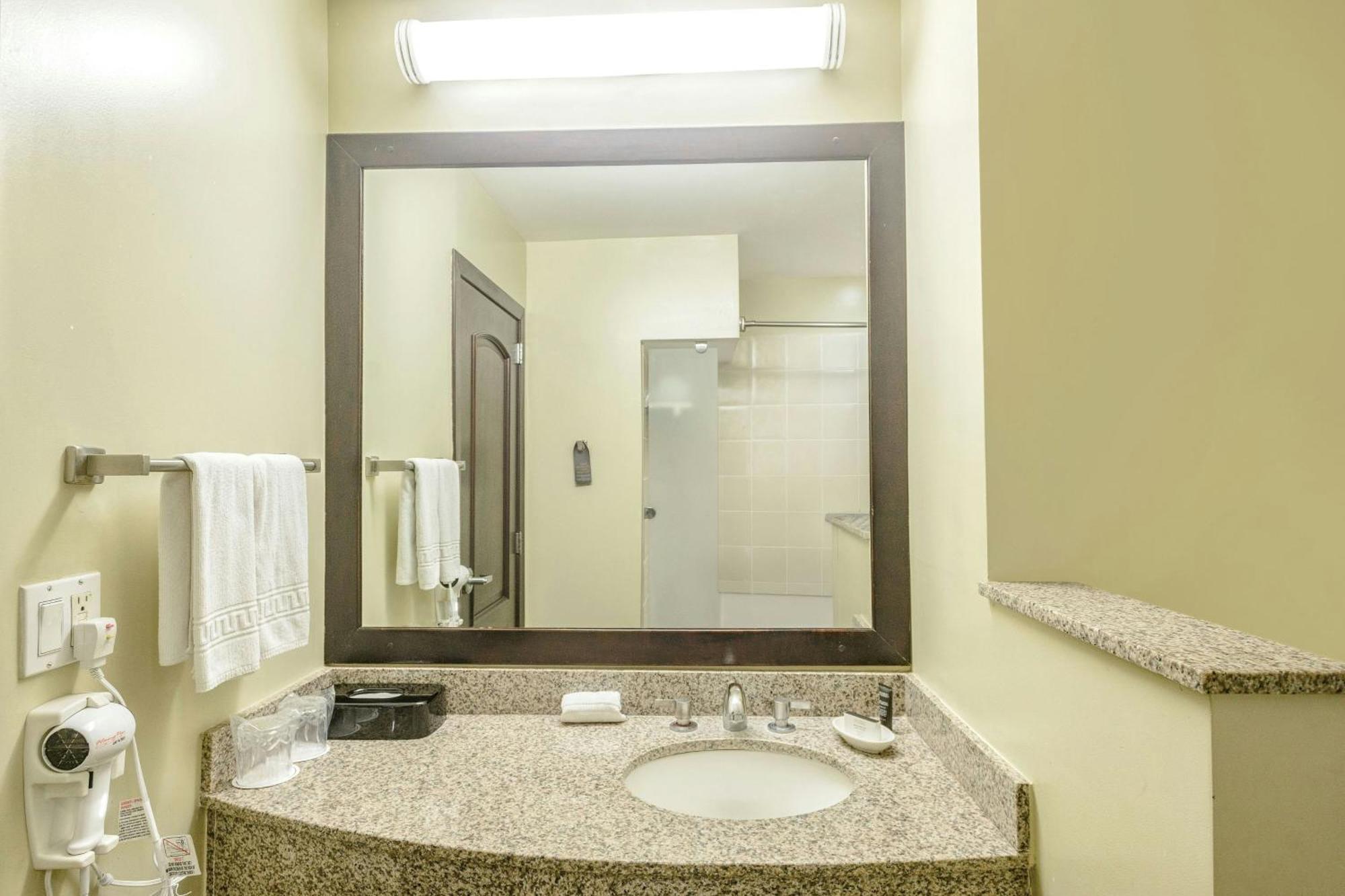 Courtyard By Marriott San Salvador Hotel Exterior photo